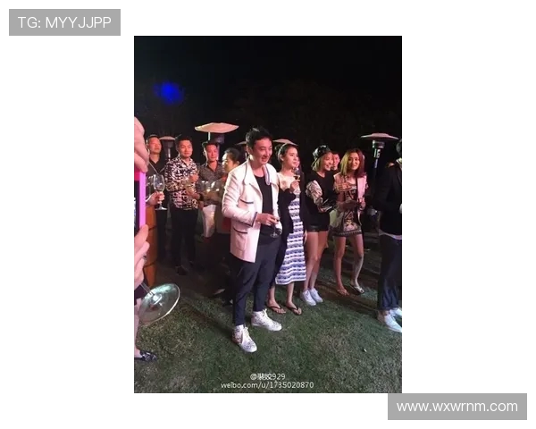 维尼修斯生日派对后与多位美女共度海滩度假时光尽显奢华生活 维尼修斯生日派对后与多位美女共度海滩度假时光尽显奢华生活